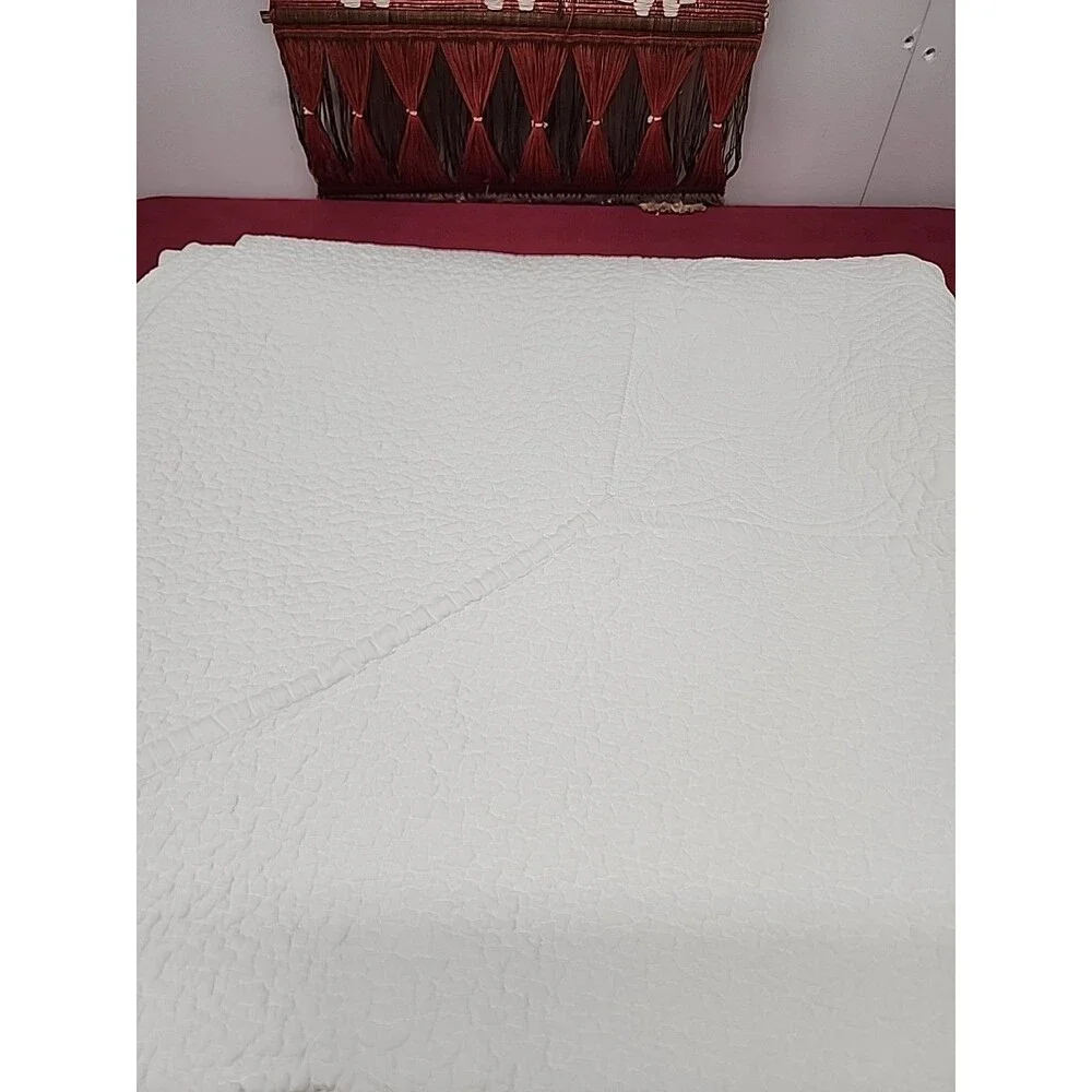 PotteryBarn Matelasse Bedspread White Quilted Medallion Design Queen Cottagecore